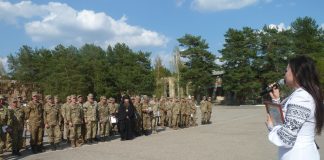Полтавські волонтери вітали демобілізованих воїнів піснею