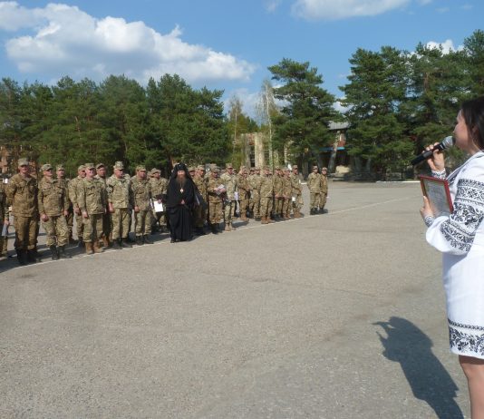 Полтавські волонтери вітали демобілізованих воїнів піснею