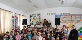 До діток із Пасхальною радістю