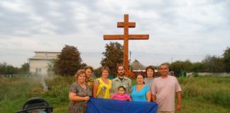 З «волонтерським» прапором на вулиці Волонтерській