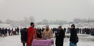 Архієпископ Афанасій (Шкурупій) освятив воду у Дніпрі