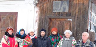 Сестринство св. княгині Ольги колядувало біля хати-музею патріарха УАПЦ Мстислава (Скрипника)