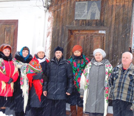 Сестринство св. княгині Ольги колядувало біля хати-музею патріарха УАПЦ Мстислава (Скрипника)