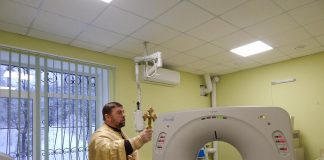 На Черкащині священик УАПЦ освятив перший у місті томограф