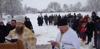 Архієпископ Афанасій освятив води Дніпра