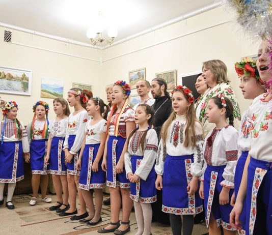 Віншували й посвятки закликали в обласній книгозбірні для юнацтва