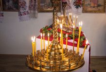 Як ставити свічки й молитися