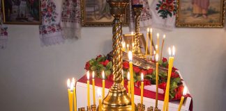 Як ставити свічки й молитися