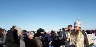 Архієпископ Афанасій освятив води Дніпра