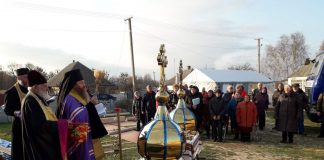АРХІЄПИСКОП АФАНАСІЙ ОСВЯТИВ КУПОЛИ У с. ВИСОЧИНІВКА