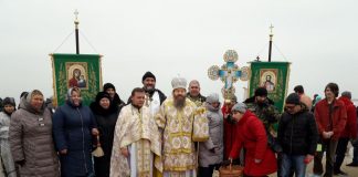 Архієпископ Афанасій освятив води Дніпра