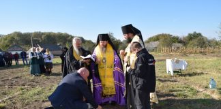 Архієпископ Афанасій звершив освячення наріжного каменю та хреста для будівництва храму на Пирятинщині