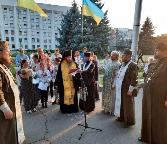 Архієпископ Афанасій звершив панахиду біля стели полеглих захисників України