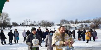 Архієпископ Афанасій освятив води Дніпра