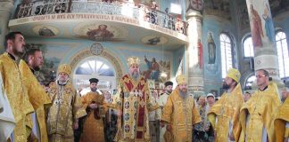 Архієпископ Афанасій служив спільно з Митрополитом Епіфанієм в м. Сміла